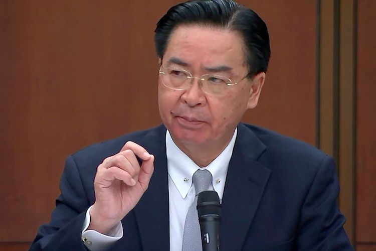 Menteri Luar Negeri Taiwan Joseph Wu mengatakan negerinya akan mempertahankan diri dari serangan militer China.