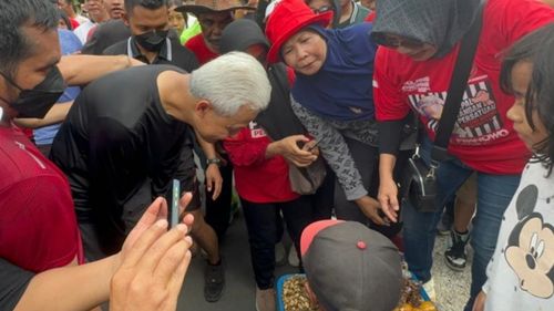 Ketika Ganjar Pranowo Borong Pisang Rebus di CFD Kota Mataram  