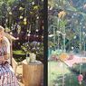 Emma Roberts Tampil Anggun dengan Gaun Floral Tory Burch 