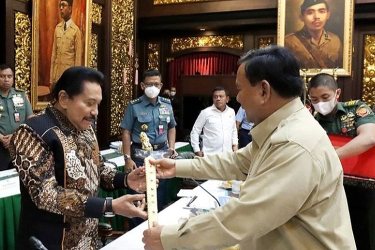 Menhan Prabowo Subianto bersama eks Kepala BIN A M Hendropriyono.