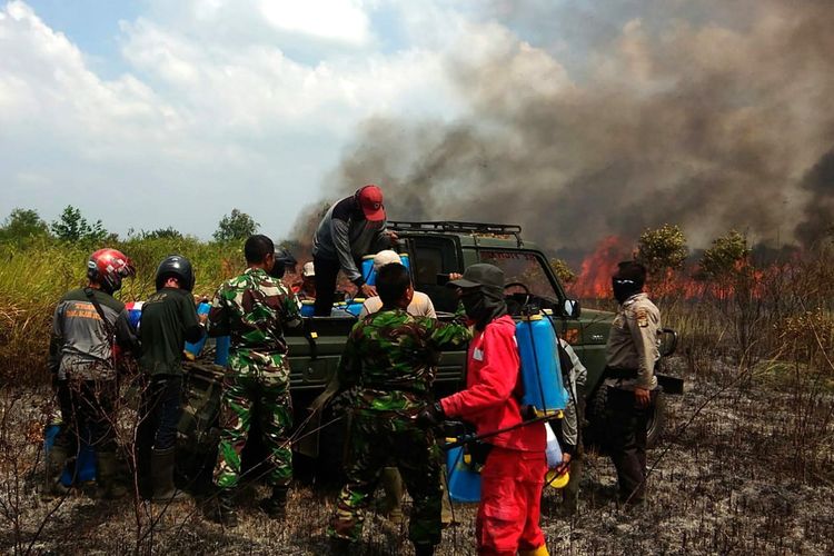 Personel patroli hutan dan TNI berusaha memadamkan api yang membakar area padang rumput di dalam kawasan TNWK beberapa waktu lalu. Kebakaran hutan di TNWK pada 2019 lalu melanda 2349 hektare sepanjang tahun. (FOTO: Humas Balai TNWK)
