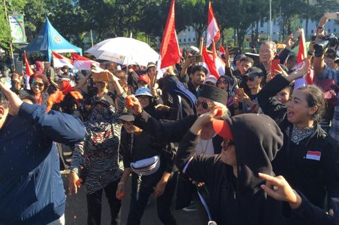 Demo Anies, Massa Lempari Pria Bertopeng Pakai Tomat Busuk