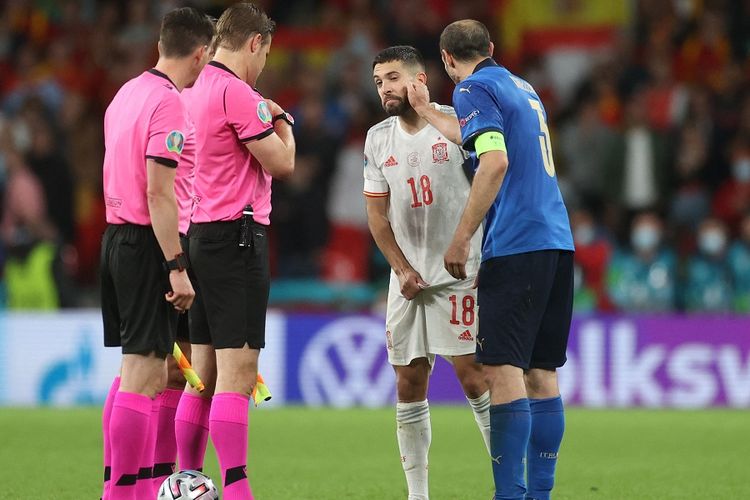 Bek Italia Giorgio Chiellini (biru) berinteraksi dengan bek Spanyol Jordi Alba dalam lemparan koin jelang adu penalti dalam laga semifinal Euro 2020 antara Italia vs Spanyol di Stadion Wembley di London pada 6 Juli 2021.