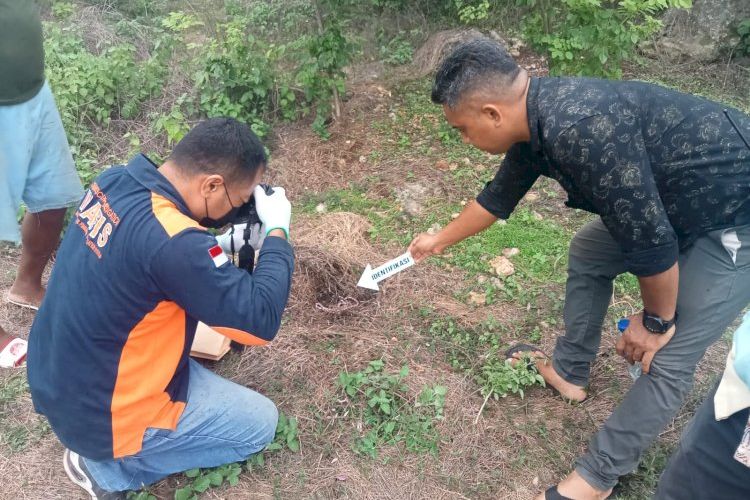 Polisi sedang olah tempat kejadian perkara di belakang Laboratorium Biomedik Diagnostik dan Klinik Fakultas Kedokteran dan Kedokteran Hewan, Universitas Nusa Cendana (Undana) Kupang, Nusa Tenggara Timur (NTT)