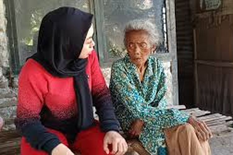 Salah satu lansia di Kabupaten Magetan yang menderita sakit prolaps uteri dimana kondisi rahim turun dan menonjol keluar dari bagian sensitive penderita. Tahun ini pemerintah Kabupaten Magetan menambah anggaranuntuk program bantuan permakanan bagi lansia sebesar Rp 100 juta dari hasil efisiensi anggaran.