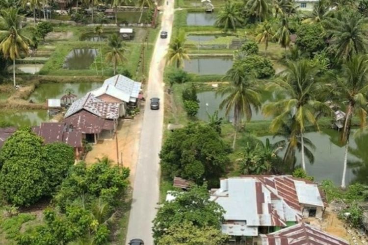 Pemandangan dari udara desa wisata Kampung Patin di Desa Koto Masjid, Kecamatan XIII Koto Kampar, Kabupaten Kampar, Riau, Sabtu (11/9/2021).