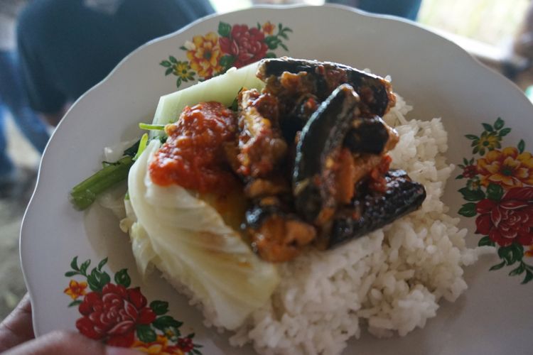 Nasi tongseng welut di Warung Mbak Ella Kabat Banyuwangi