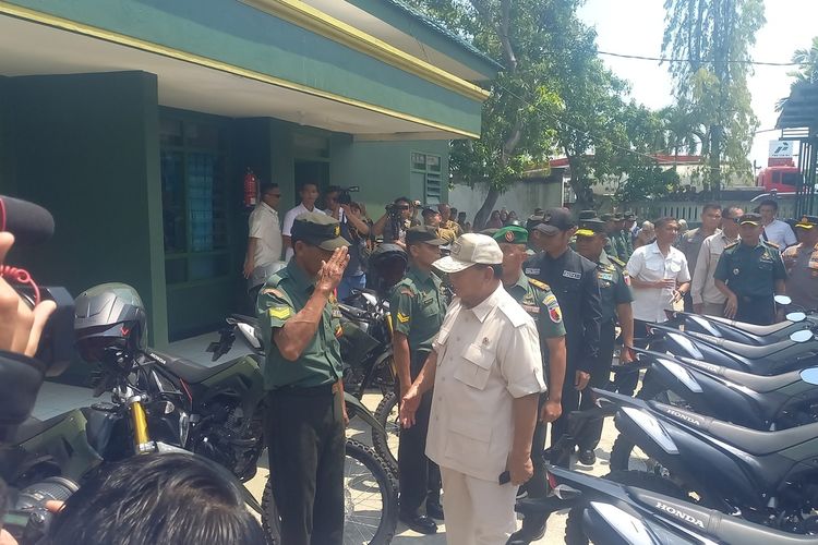 Prabowo Subiyanto menyerahkan bantuan 153 unit sepeda motor untuk para Babinsa di Koramil Widang, Kabupaten Tuban, Jawa Timur.