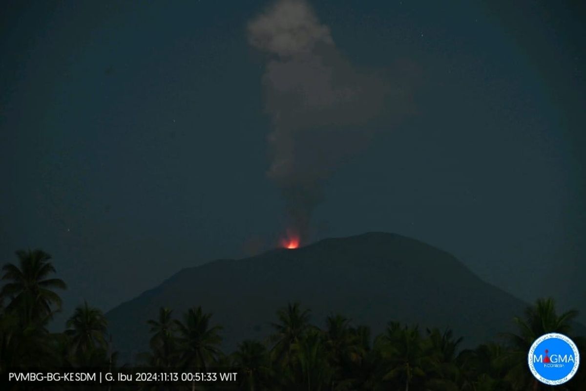 Gunung Ibu di Halmahera Meletus pada Rabu Dini Hari, Keluar Sinar Api Disertai Gemuruh 