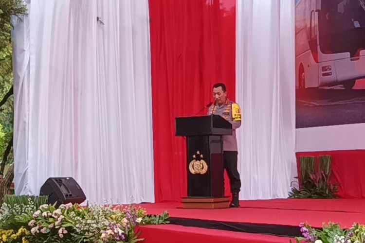 Kepala Kepolisian Negara Republik Indonesia (Kapolri) Jenderal Listyo Sigit Prabowo saat memberikan sambutan dalam pelepasan Mudik Gratis Polri Presisi 2023 di Monas, Jakarta, Selasa (18/4/2023).