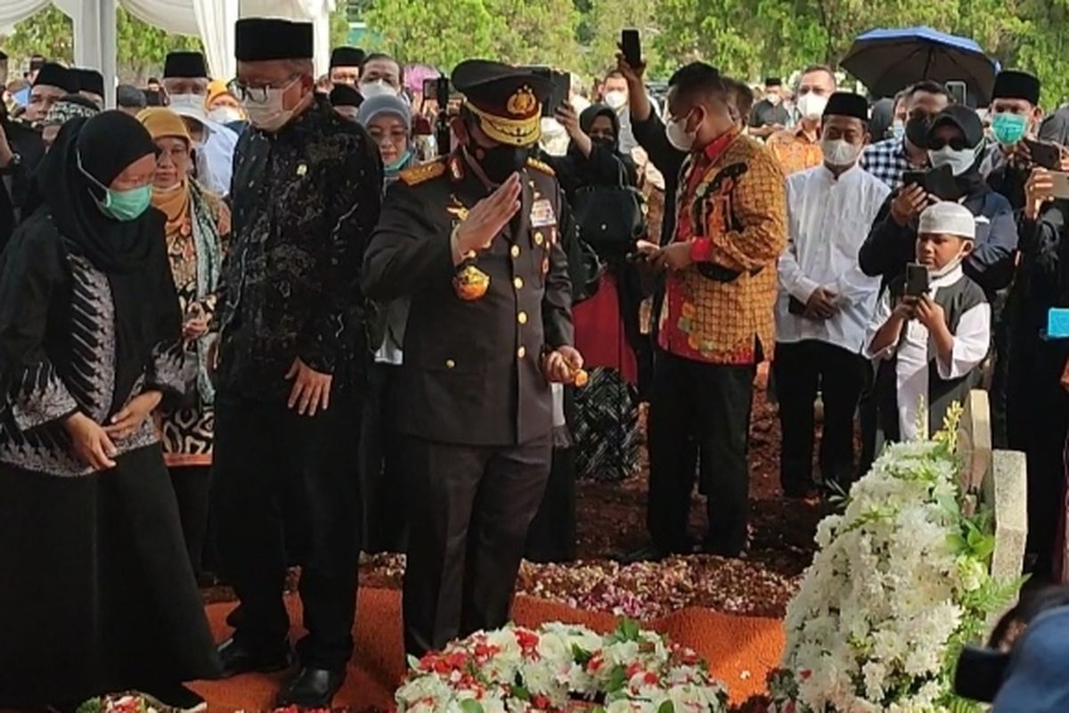Kapolri Jenderal Listyo Sigit Prabowo turut menghadiri prosesi pemakaman Ketua Dewan Pers Azyumardi Azra di Blok Z Taman Makam Pahlawan (TMP) Kalibata, Pancoran, Jakarta Selatan, pada Selasa (20/9/2022) pagi.