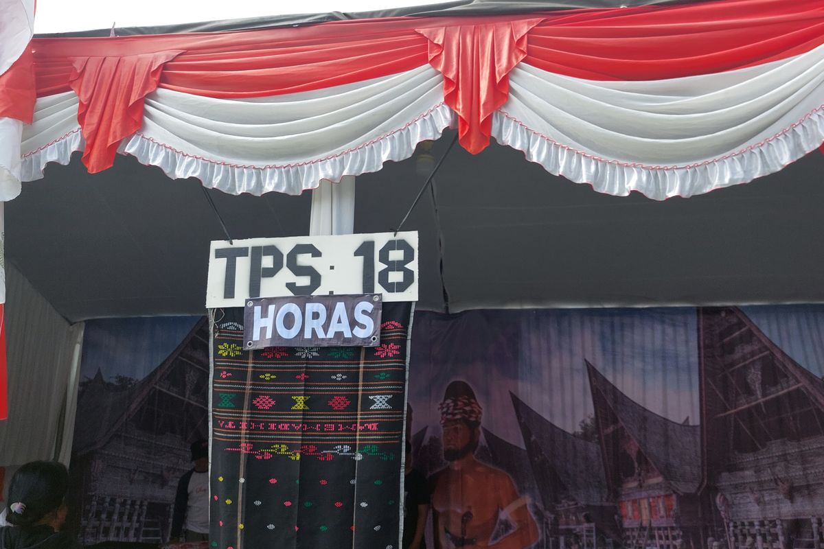 Salah satu Tempat Pemungutan Suara (TPS) di RW 03 Pancoran Mas Depok dari total 7 TPS yang mengusung konsep Kerajaan Batak, Senin (12/2/2024). 