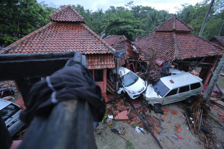 Suasana di salah satu villa yang porak poranda diterjang tsunami di Pantai Carita, Pandeglang, Banten, Minggu (23/12/2018). Informasi dari Badan Nasional Penanggulangan Bencana ( BNPB) data terkini korban hingga pukul 16.00 WIB, yaitu 222 orang meninggal dunia, 843 orang luka-luka dan 28 orang belum ditemukan.