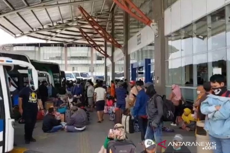 Penumpang bus berkerumun di area pemberangkatan bus Terminal Terpadu Pulogebang, Jakarta Timur, sehari menjelang Ramadhan 1441 Hijriyah, Kamis (23/4/2020).
