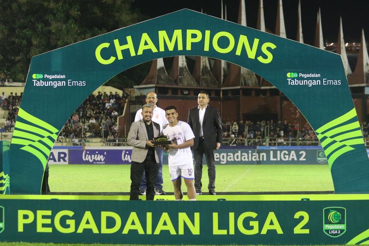 Pemain PSBS Biak Alexsandro Perreira meraih penghargaan sebagai top skor Liga 2 2023-2024 usai mengalahkan Semen Padang dengan agregat 0-6 di Stadion H Agus Salim Padang, Sabtu (9/3/2024) malam.