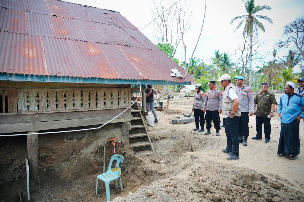 Sekretaris Badan Nasional Pengelola Perbatasan (BNPP) RI Makhruzi Rahman meninjau penanganan pascabencana banjir di Gampong Mancang dan Gampong Dayah Usen, Kabupaten Pidie Jaya, Kamis (4/6/2026). 
