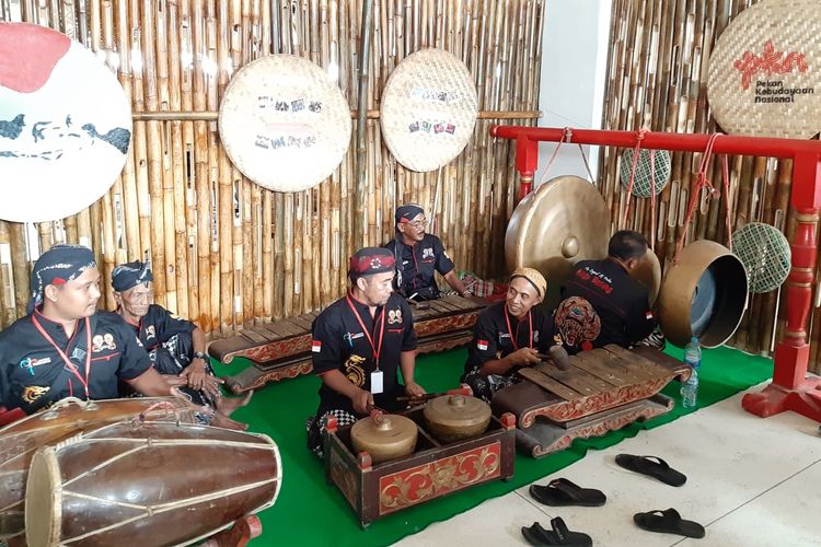 Kelompok seni musik gamelan dari Jawa Tengah yang menjadi salah satu peserta Pekan Kebudayaan Nasional (PKN) dari tanggal 7 sampai 13 Oktober 2019 di Kompleks Istora Gelora Bung Karno, Jakarta.