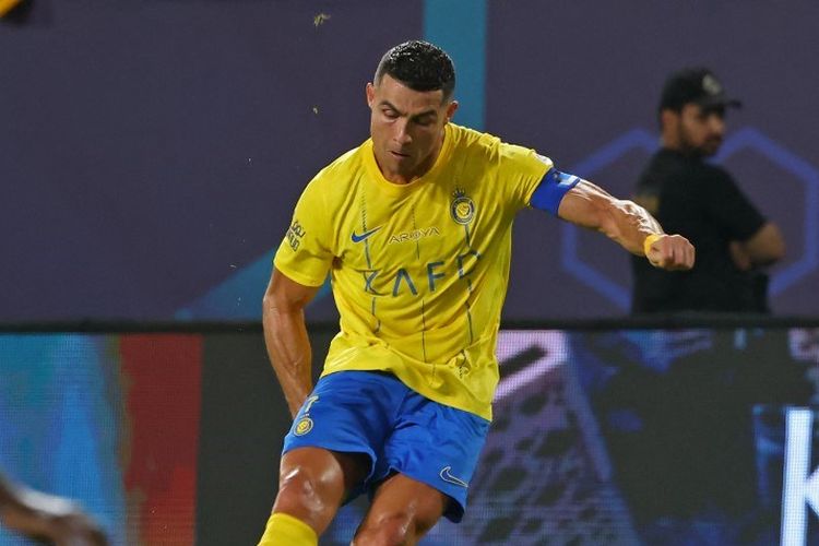 Aksi Cristiano Ronaldo dalam laga Liga Arab Saudi 2023-2024 antara Al Nassr vs Al Taawoun di King Saud University Stadium, 18 Agustus 2023. (Photo by Fayez NURELDINE / AFP)