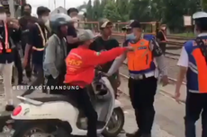 Viral, Video Pengendara Motor Ditegur karena Terobos Palang Perlintasan KA Berujung Pengeroyokan, Petugas Dishub Jadi Korban