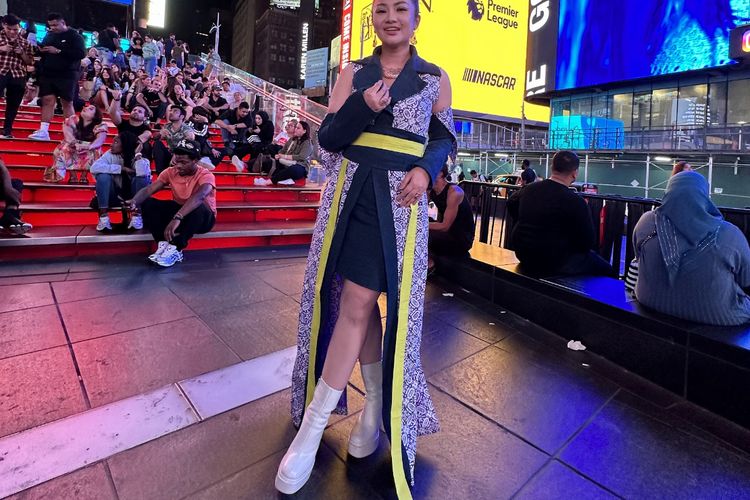 Penyanyi dangdut Fitri Carlina bangga acara Indopop Movement Volume 3 sukses digelar di Times Square New York. 
