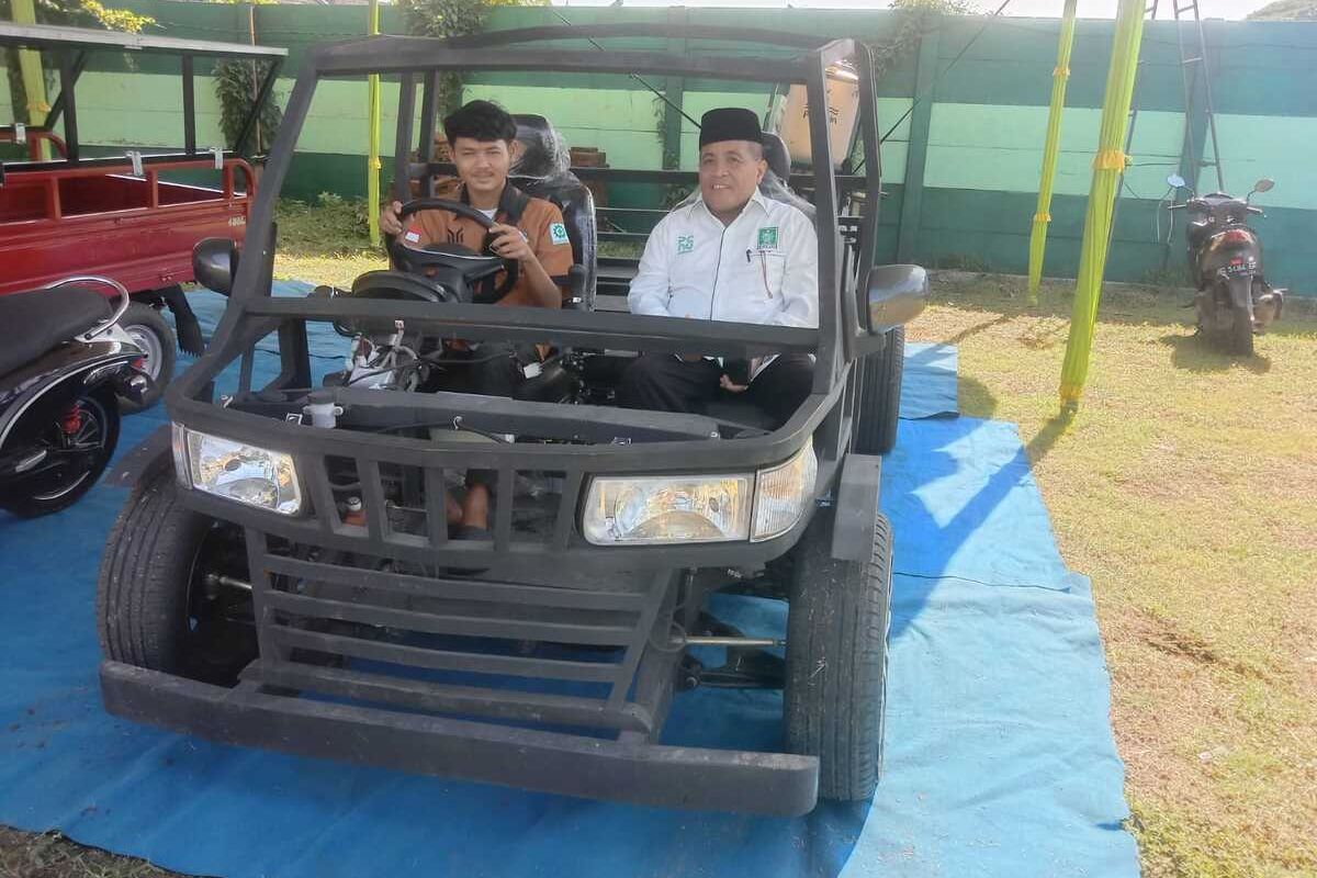 Mobil Listrik Bintang 9, karya anak-anak SMK NU Unggulan Mojoagung, Kabupaten Jombang, Jawa Timur, dipajang dalam Pameran Pendidikan dan Kewirausahaan, di Kompleks Kantor PCNU Kabupaten Jombang, Kamis (19/12/2024).