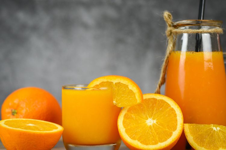 Ilustrasi jus jeruk, minuman pantangan saat asam urat tinggi termasuk jus jeruk