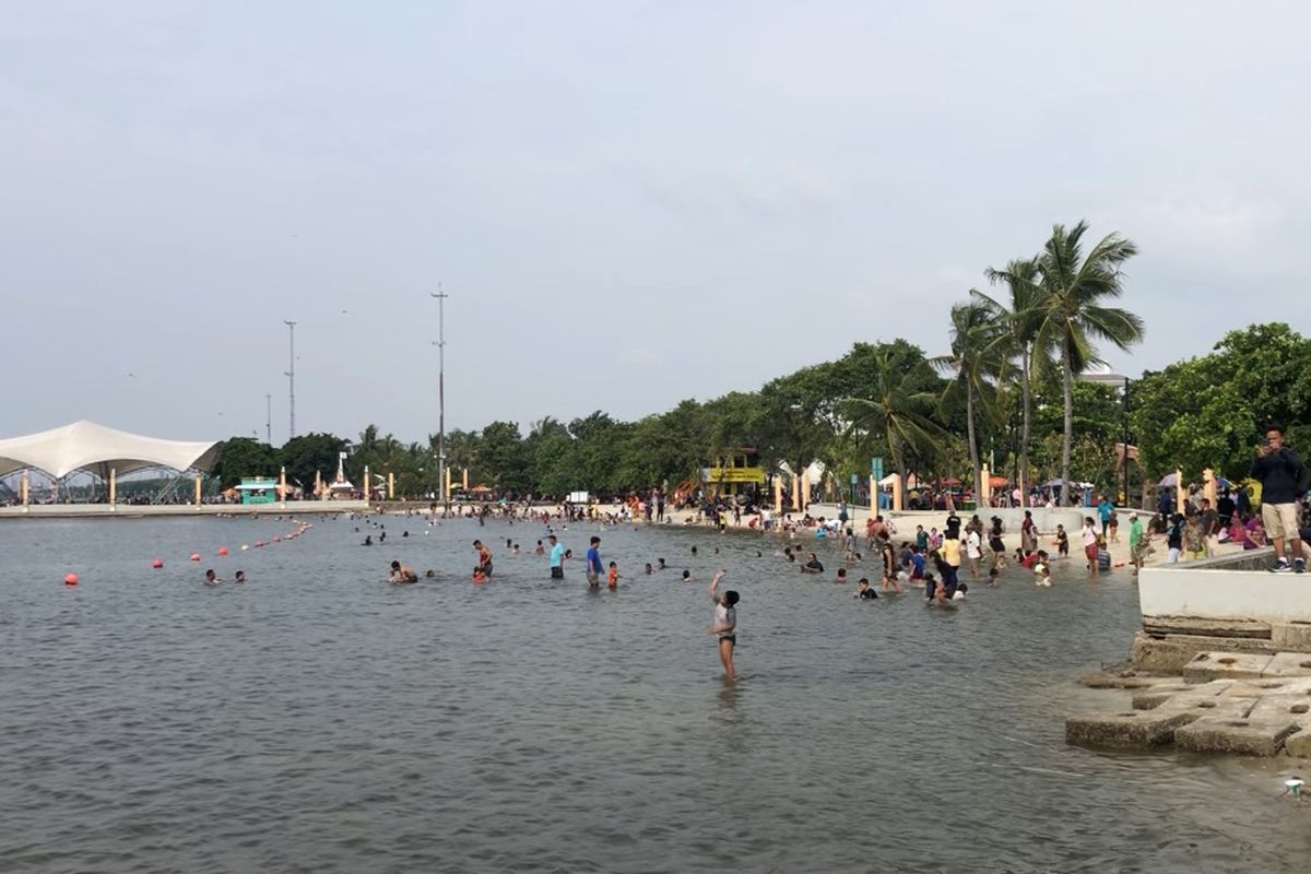 Suasana pengunjung di Pantai Ancol, Senin (2/5/2022). Objek wisata ini menjadi salah satu tempat favorit pengunjung di masa libur Lebaran 2022. 