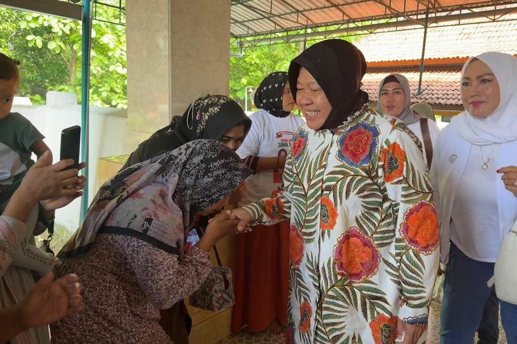 Calon Gubernur Jatim nomor urut 3 Tri Rismaharini disambut warga Bangkalan saat ziarah ke Makam Sunan Cendana, Bangkalan, Selasa (19/11/2024). 