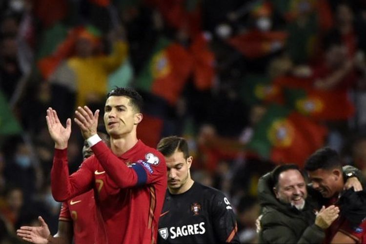 Penyerang Portugal Cristiano Ronaldo merayakan kemenangan timnya atas Turki pada semifinal Playoff Piala Dunia 2022 Zona Eropa di Estadio do Dragao, Porto, Jumat (25/3/2022) dini hari WIB.