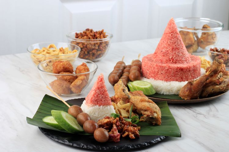 Ilustrasi nasi tumpeng merah putih dengan berbagai lauk makan.