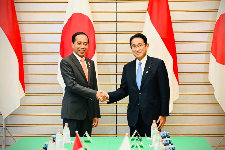 Presiden Joko Widodo berjabat tangan dengan Perdana Menteri Jepang Fumio Kishida dalam pertemuan bilateral di Tokyo, Jepang, Rabu (27/7/2022).