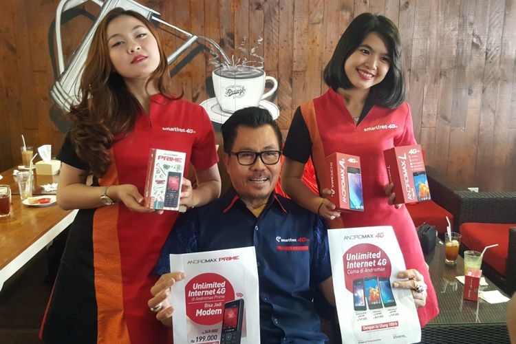 Deputy CEO Commercial Smartfren, Djoko Tata Ibrahim (duduk) berfoto dengan lini produk Andromax Smartfren.