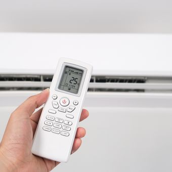 Ilustrasi pendingin ruangan atau AC (air conditioner), menyalakan AC.