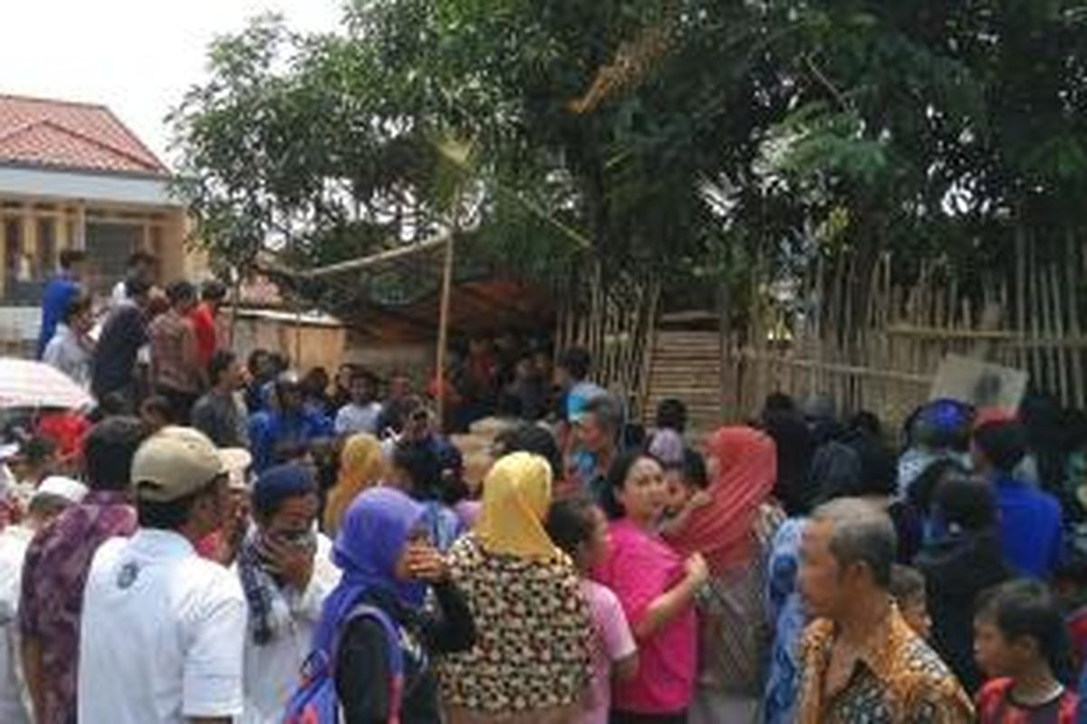 Ratusan warga tampak penasaran dan datang untuk melihat rumah dan warung A, saksi potensial dalam kasus pembunuhan PNF (9), bocah yang ditemukan dalam kardus, di Kalideres, Jakarta Barat, Jumat (9/10/2015).