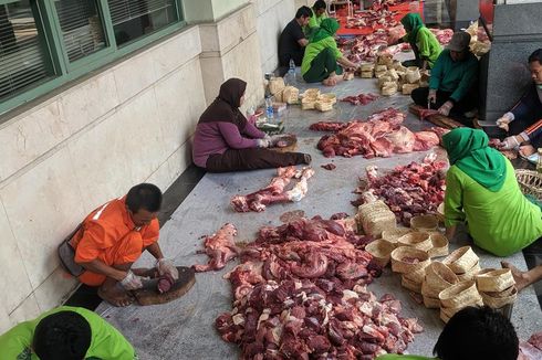 Kurangi Plastik, Panitia Kurban di Tangerang Disarankan Pakai Besek untuk Tempat Daging