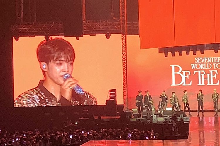 Leader SEVENTEEN, S.Coups, muncul dengan penampilan potongan rambut baru di konser World Tour: Be The Sun hari kedua di ICE BSD, Tangerang, Minggu (25/9/2022).