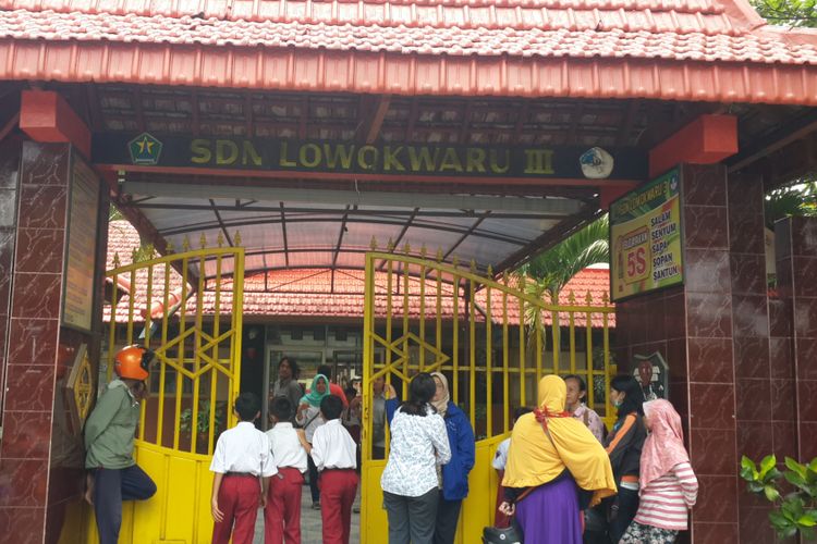 Suasana di SDN Lowokwaru 3 Kota Malang, Selasa (2/5/2017). Seorang siswa di sekolah tersebut mengaku disetrum oleh kepala sekolahnya.