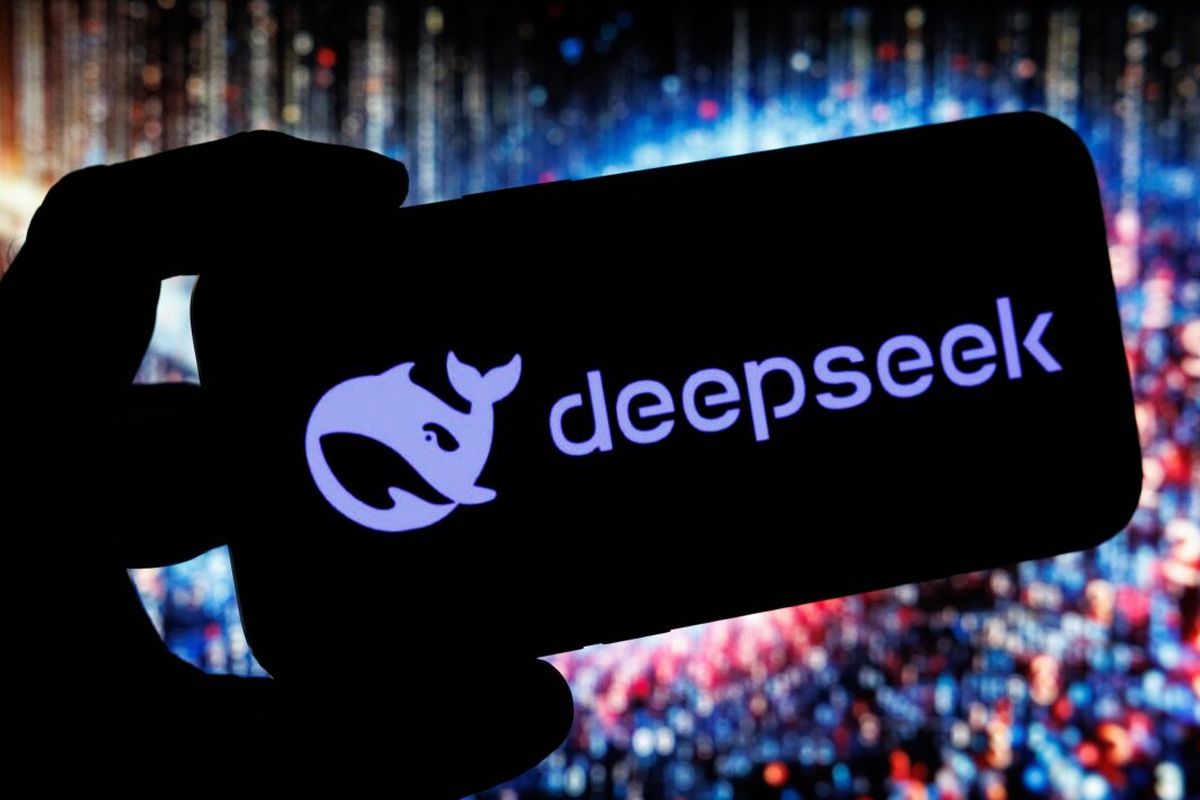 Ilustrasi logo DeepSeek di ponsel.