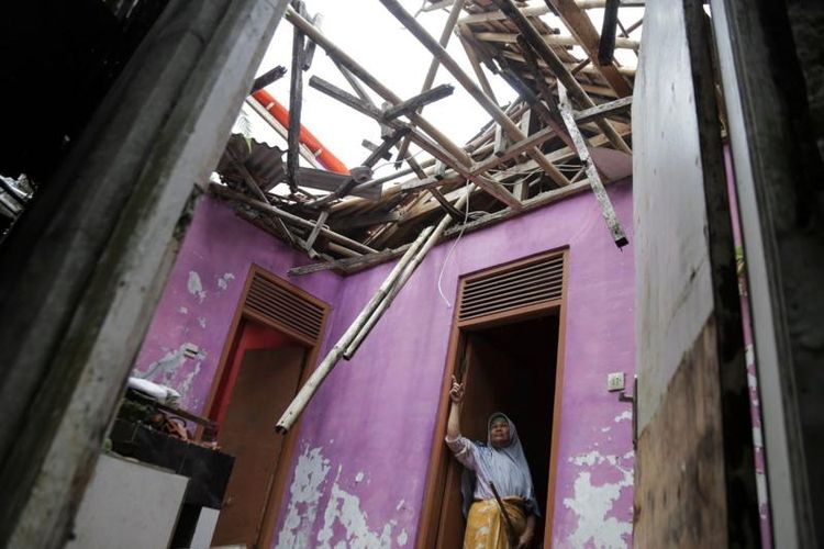 Warga menunjukan rumah rusak di Cibereum, Sukabumi, Jawa Barat, Minggu (28/1/2024). BPBD Kota Sukabumi mencatat sebanyak 31 rumah warga rusak akibat puting beliung yang terjadi pada Sabtu (27/1). Puting beliung menjadi bencana alam terbesar kedua di Indonesia setelah banjir.