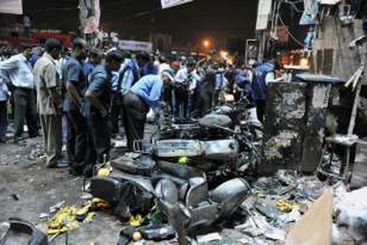 Dalam foto yang diambil pada Februari 2013 ini terlihat polisi memeriksa situasi di sebuah pasar di Hyderabad pasca-ledakan bom sepeda.