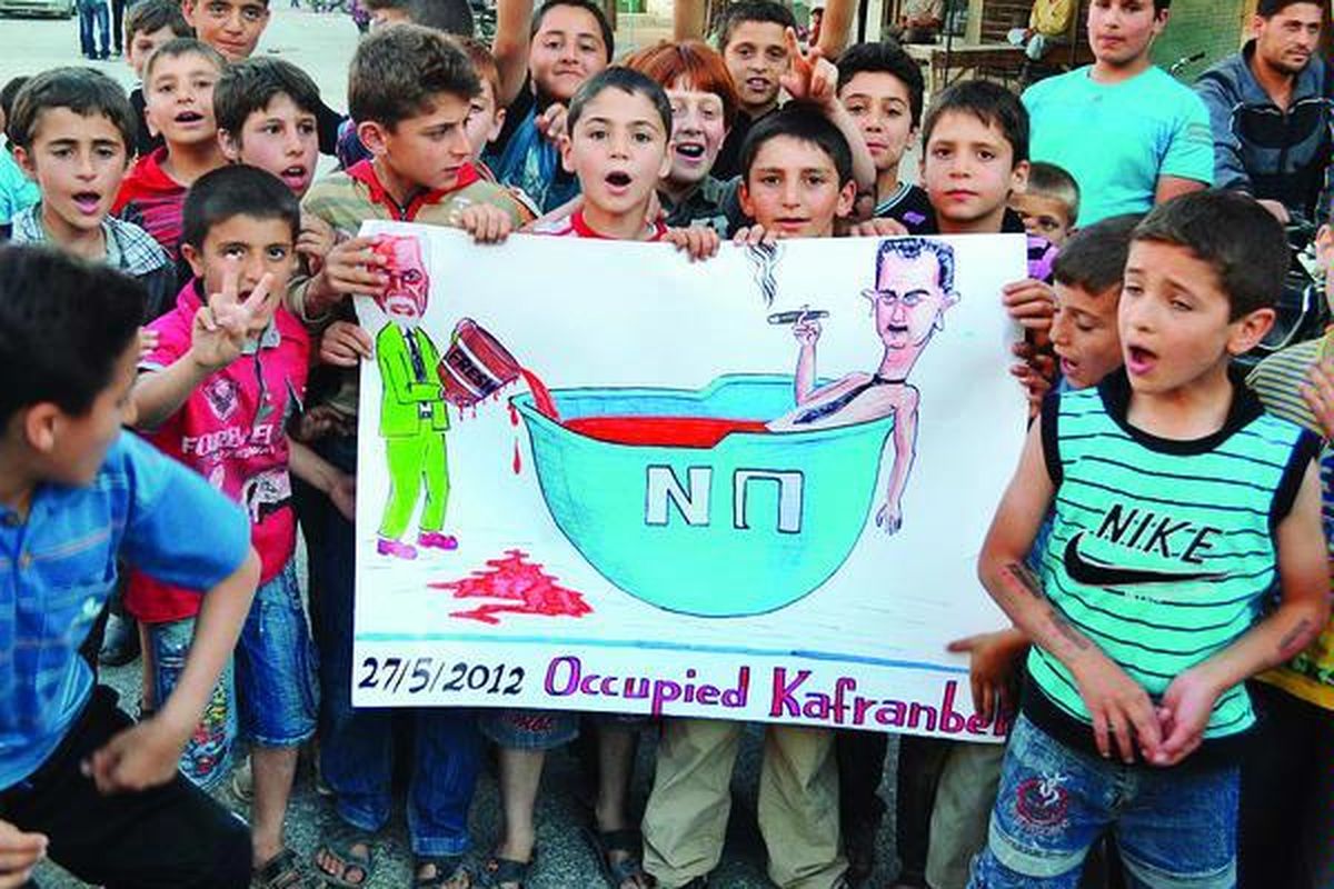 Anak-anak mengikuti demonstrasi antirezim Presiden Bashar al-Assad, di Kafranbel, Suriah, Minggu (27/5), seperti terlihat dalam foto yang diedarkan Shaam News Network, jaringan berita kelompok oposisi Suriah.  Sebanyak 49 anak turut menjadi korban pembantaian di Houla, Suriah, pekan lalu.