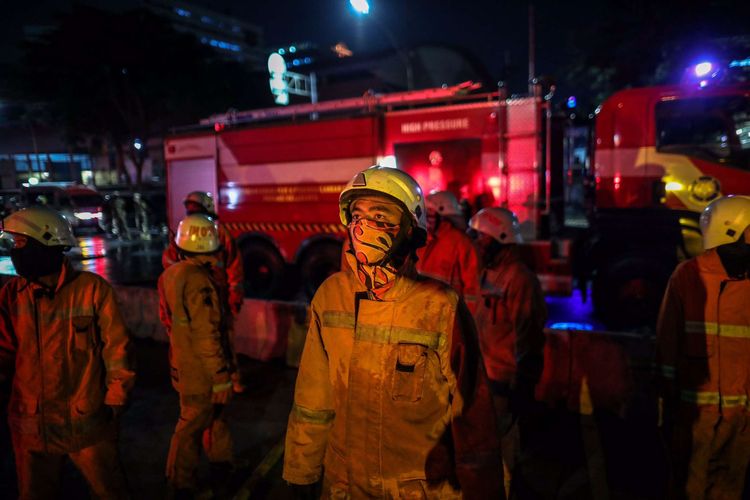 Kebakaran di Gedung Kejaksaan Agung, Jalan Sultan Hasanudin Dalam, Kecamatan Kebayoran Baru, Jakarta Selatan, Sabtu (22/8/2020) malam. Hingga saat ini, 31 unit pemadam kebakaran dan 135 personel diterjunkan untuk memadamkan api.