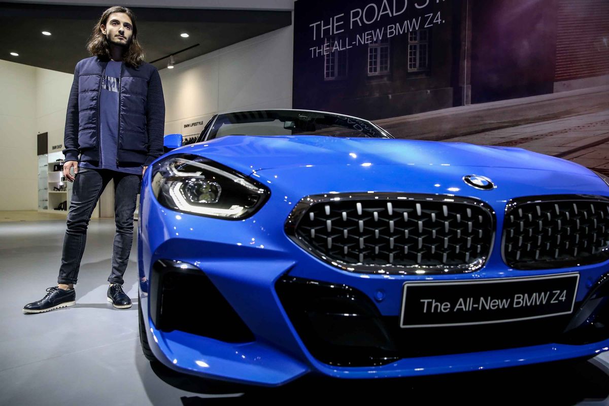 Mobil BMW Z4 generasi ketiga terlihat saat peresmian di Indonesia International Motor Show (IIMS) 2019 di JIExpo Kemayoran, Jakarta Pusat, Kamis (25/4/2019). Sedan sport itu mulai tersedia di semua jaringan penjualan BMW pada 26 April 2019 dan dibanderol Rp 1.459.000.000 belum termasuk pajak alias off the road.