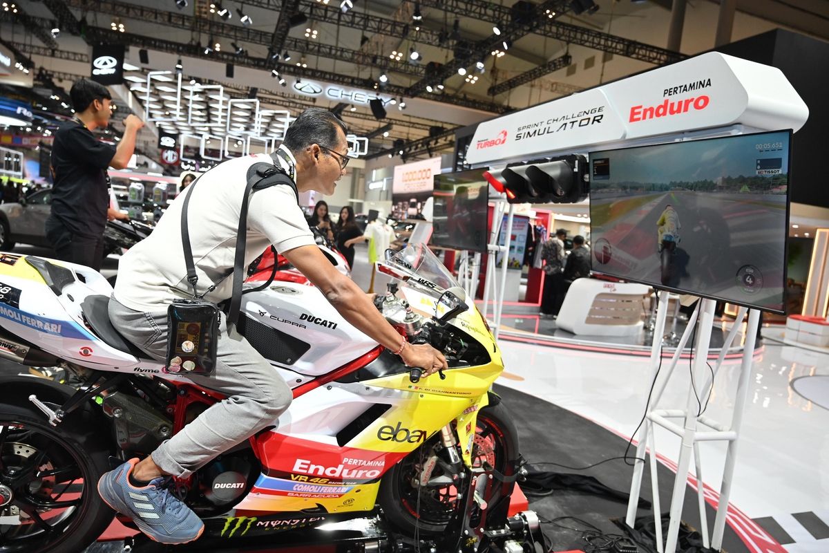 Pertamina hadirkan pengalaman berkendara ala Moto GP di game simulator yang terdapat di booth Pertamina pada acara GIIAS 2025 di ICE BSD, Rabu (23/7/2025).