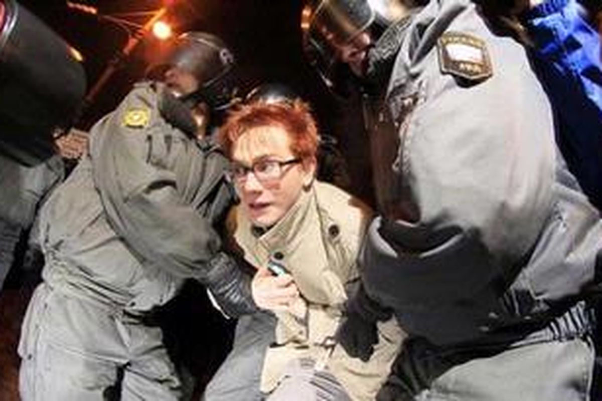 Polisi meringkus seorang aktivis oposisi di St Petersburg, Senin (5/12/2011).