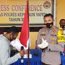 Pentolan KKB di Kabupaten Yapen Noak Orarei Cium Bendera Merah Putih: Saya NKRI, Saya Indonesia...