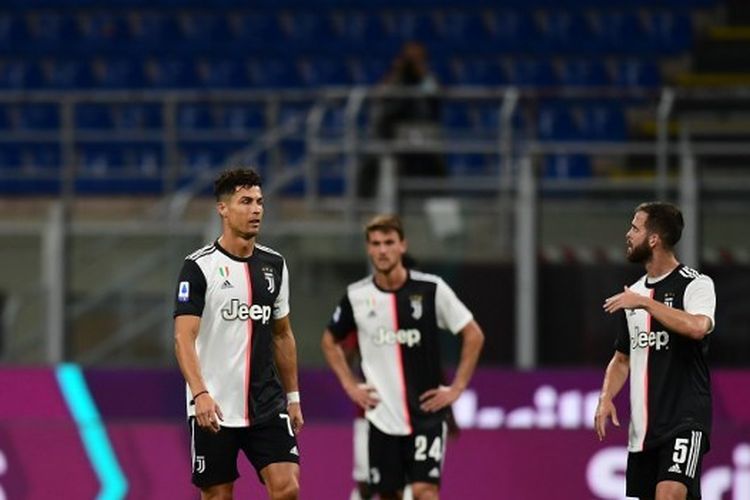 Reaksi Cristiano Ronaldo dan Gonzalo Higuain selepas kebobolan tiga gol dalam laga AC Milan vs Juventus pada lanjutan Liga Italia 2019-2020 di Stadion San Siro, Selasa (7/7/2020) malam waktu setempat atau Rabu (8/7/2020) dini hari WIB. 