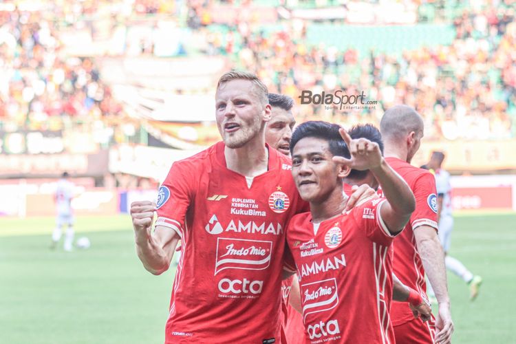 Hanno Behrens (kiri) melakukan selebrasi bersama pemain-pemain Persija dalam laga Liga 1 2022-2023 kontra Persis Solo di Stadion Patriot Candrabhaga, Bekasi, Minggu (31/7/2022).