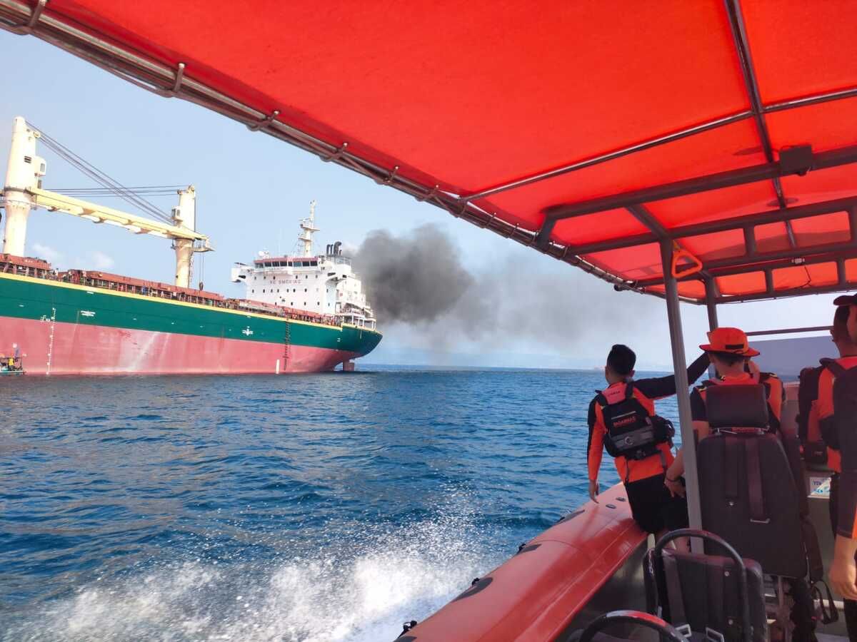Kapal Kargo Terbakar di Perairan Lampung, 26 Awak Dievakuasi