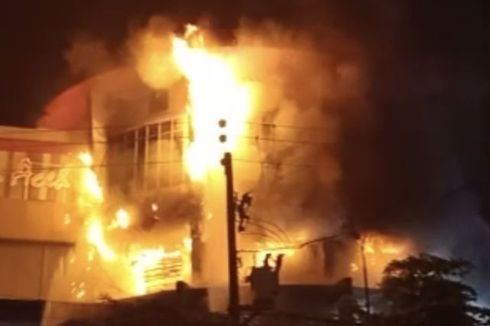 Belum Padam, Api Masih Muncul di Suzuya Mall Banda Aceh